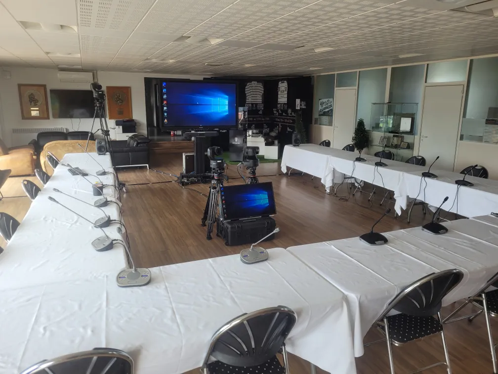 Photo du matériel d'une visioconférence avec plusieurs participants.